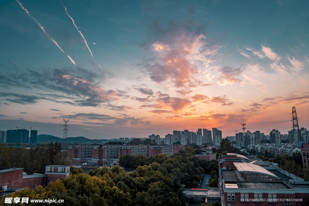 城市建筑夕阳天空风景