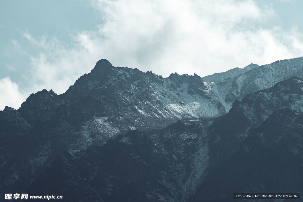 群山天空云彩风景背景