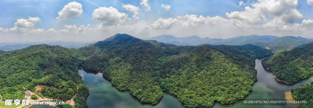 蓝天下的大山美景