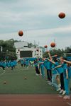 学校操场体育课玩球