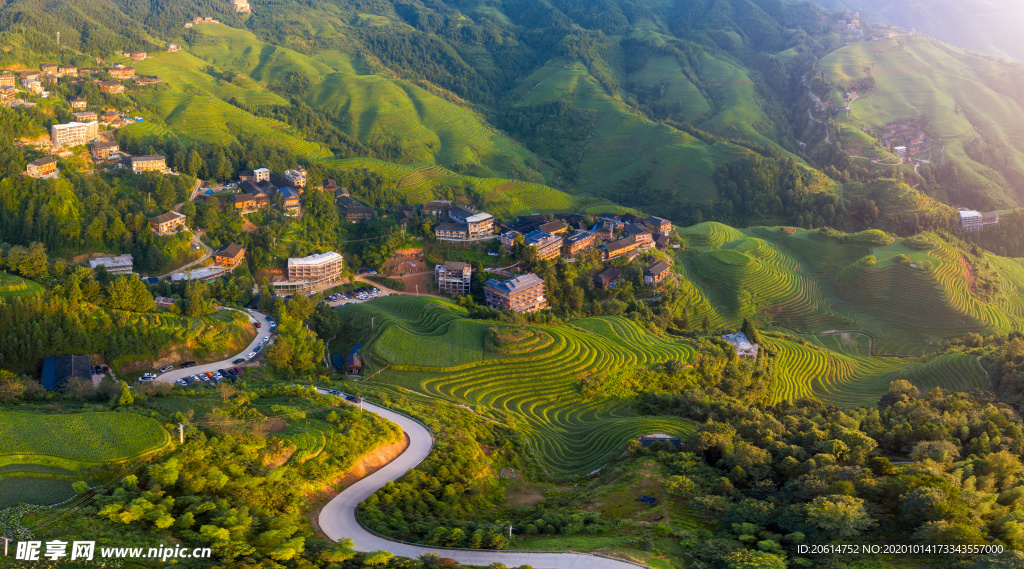 大山上的小城建筑