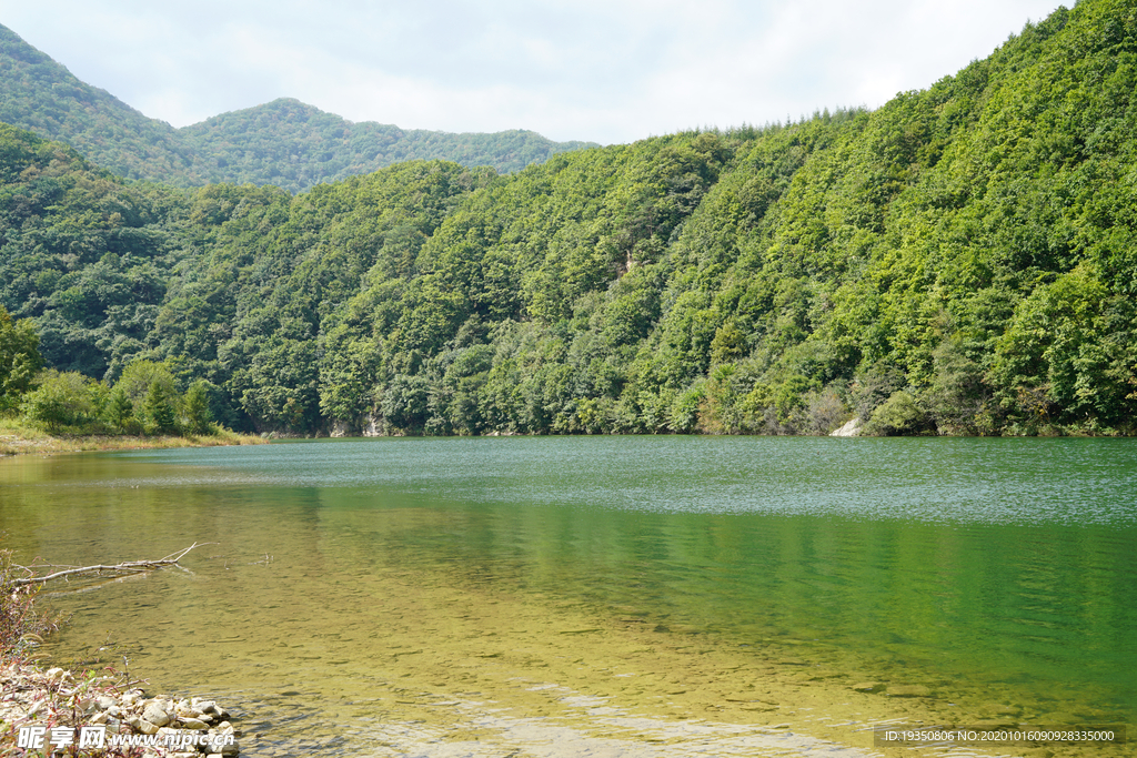 山林下面绿色的湖水