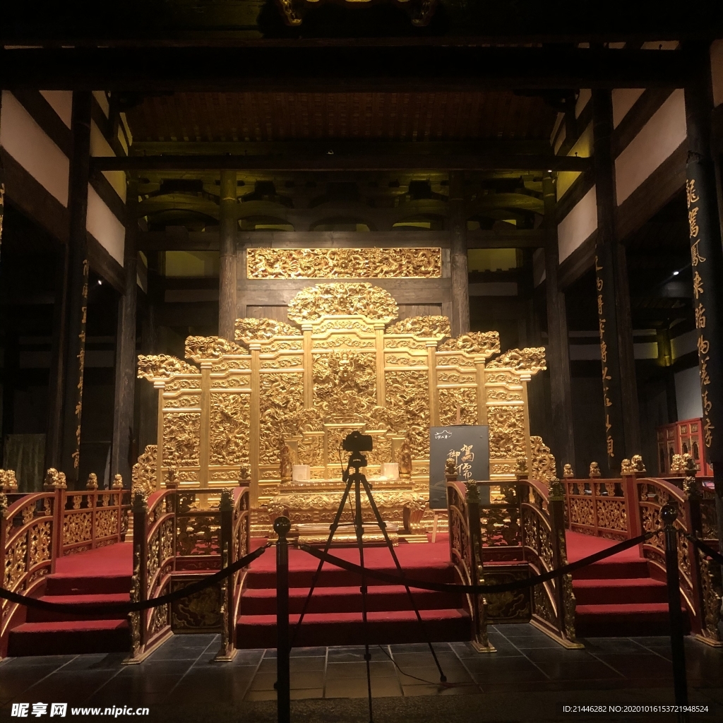 龙椅