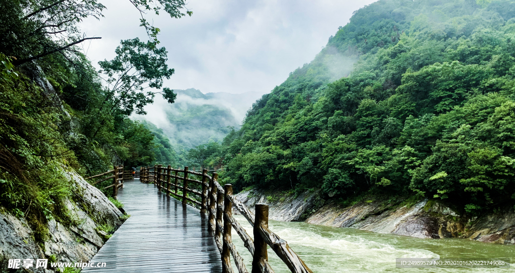 雨后峡谷栈道