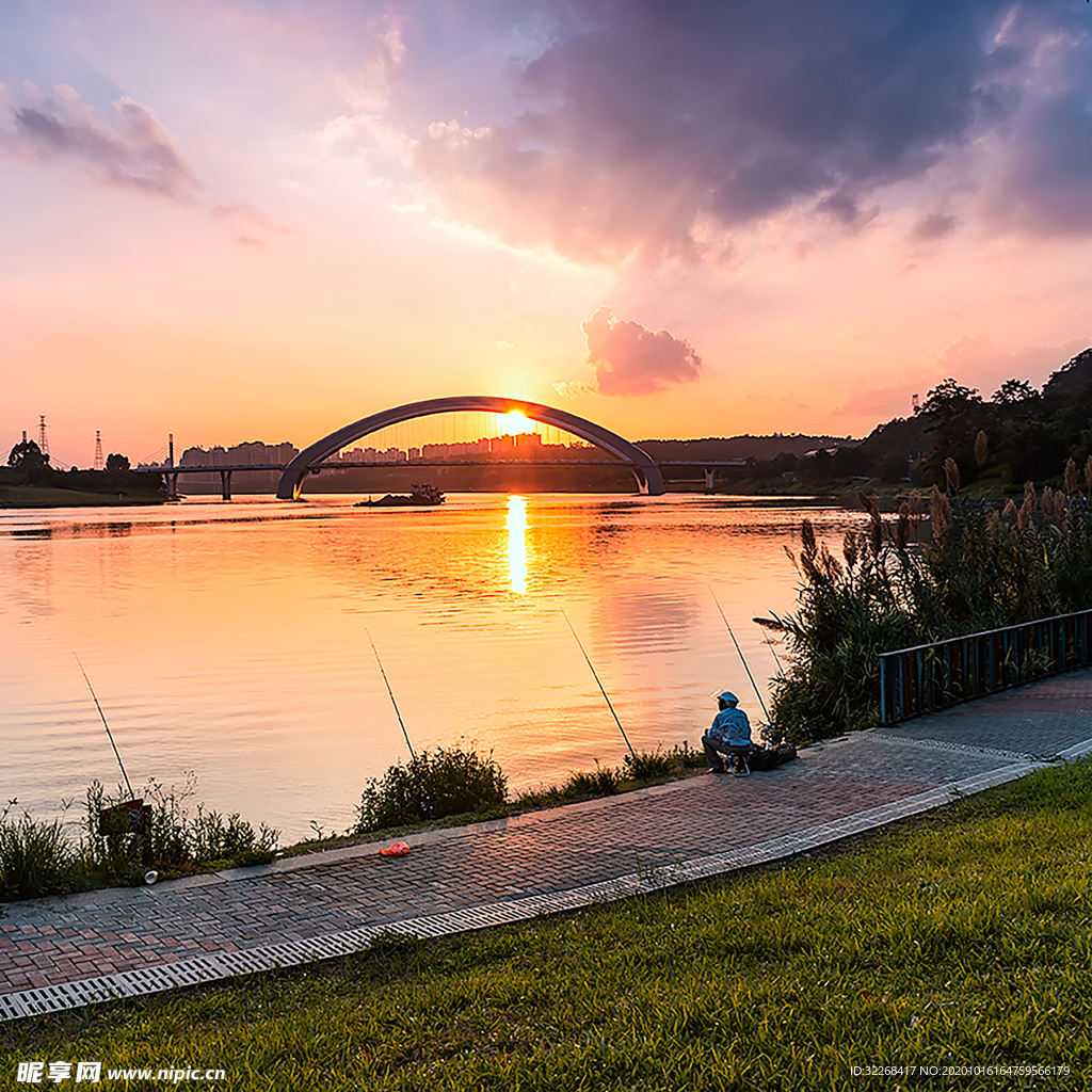 夕阳下江边垂钓人