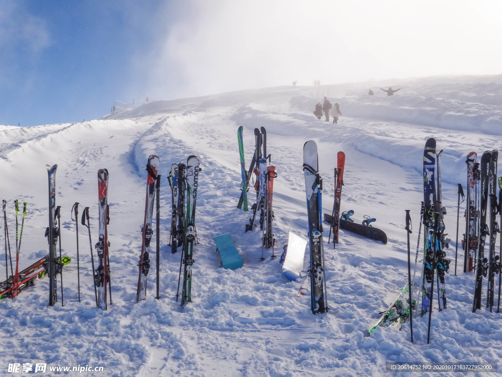 雪地里的滑雪板