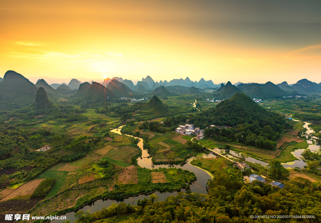 日暮下的高山美景