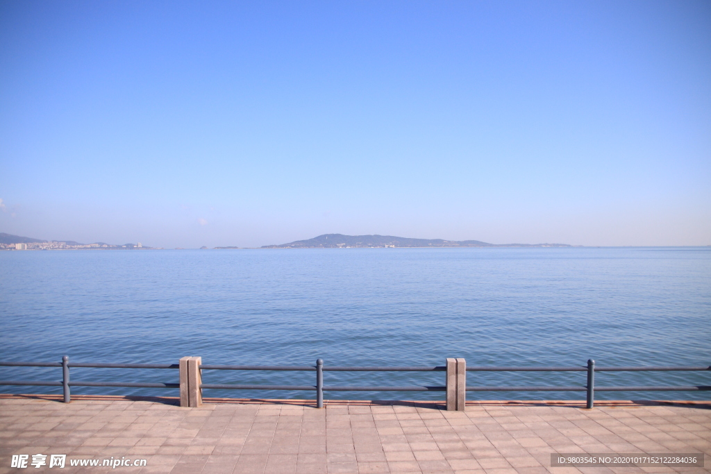 观海台蓝色背景