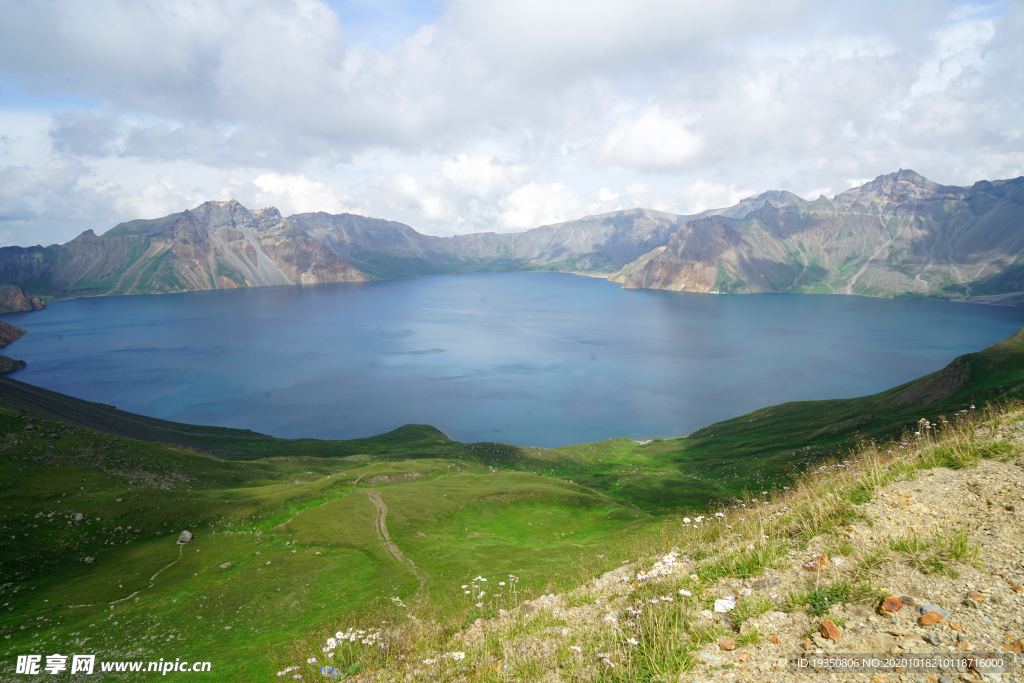 长白山西坡草地和天池的景色