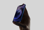蓝色手拿iphone12