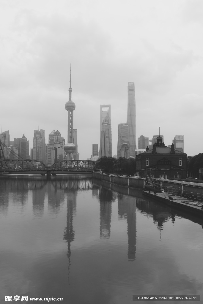 上海北外滩东方明珠倒影黑白建筑