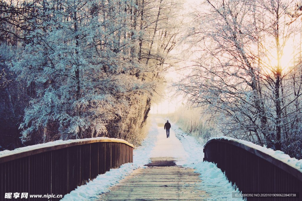 桥边踏雪风景图