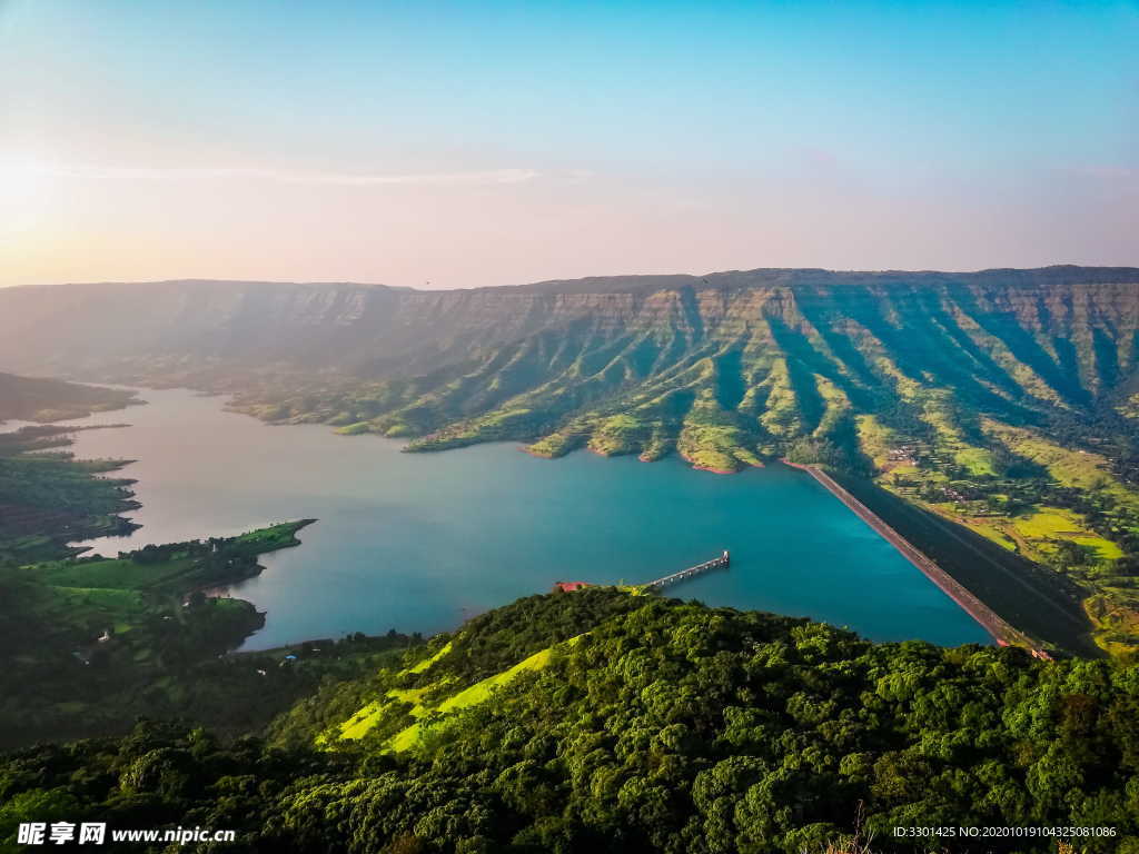 峡谷水库风景