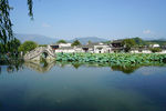 黄山宏村南湖荷塘画桥和建筑景色
