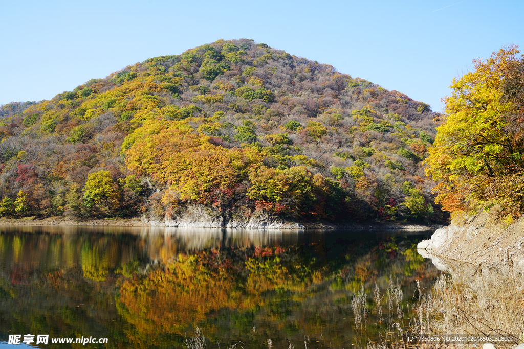 本溪关山湖的秋天山水景色