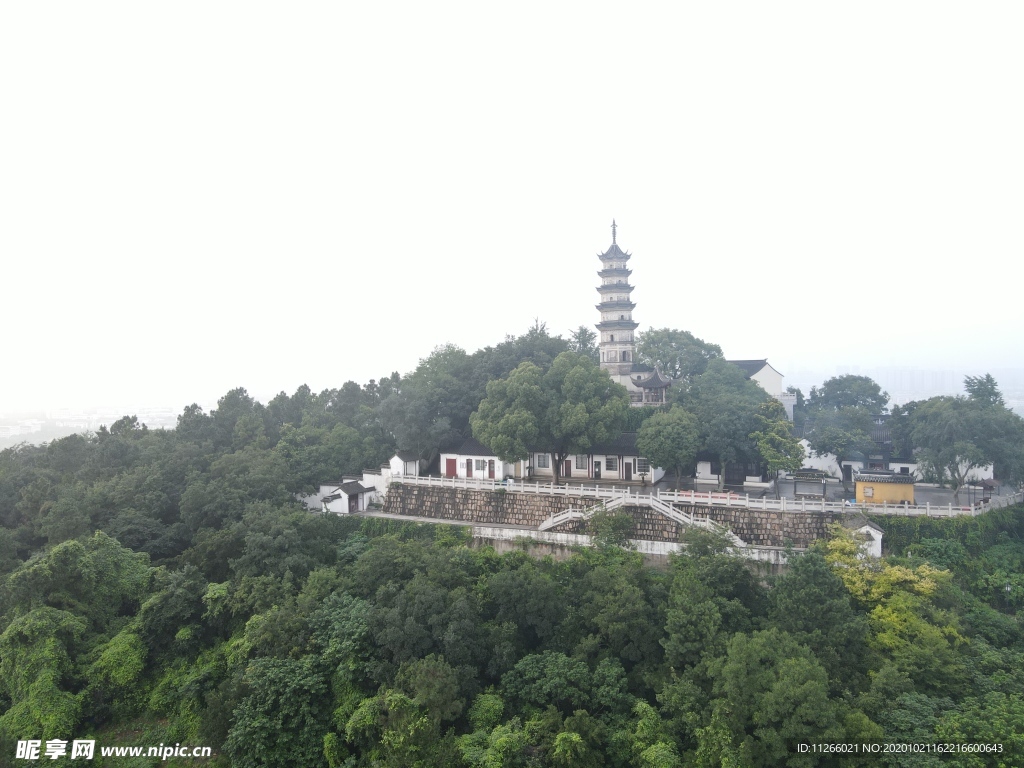 塔 寺 山 绿色