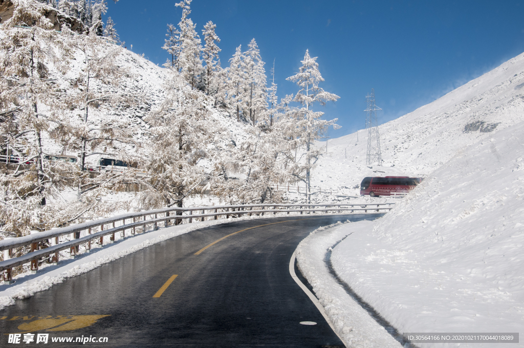 雪山道路公路背景海报素材