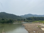 雨中的湖水