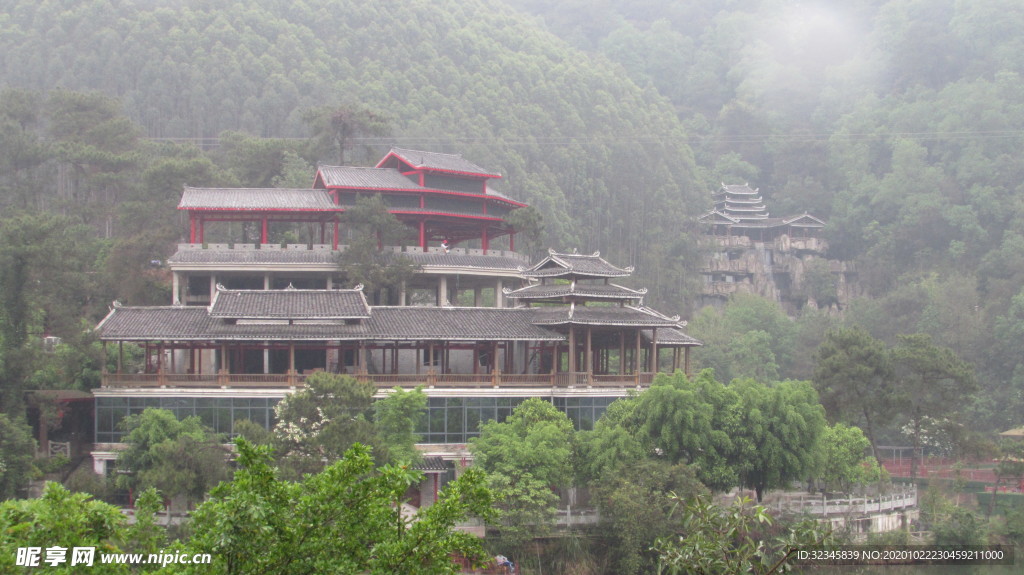 雨中的古建筑