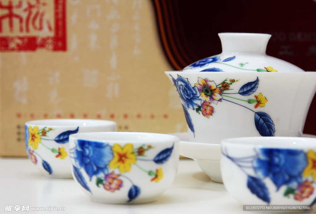 花卉图案茶具