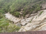 山崖里流出的溪流