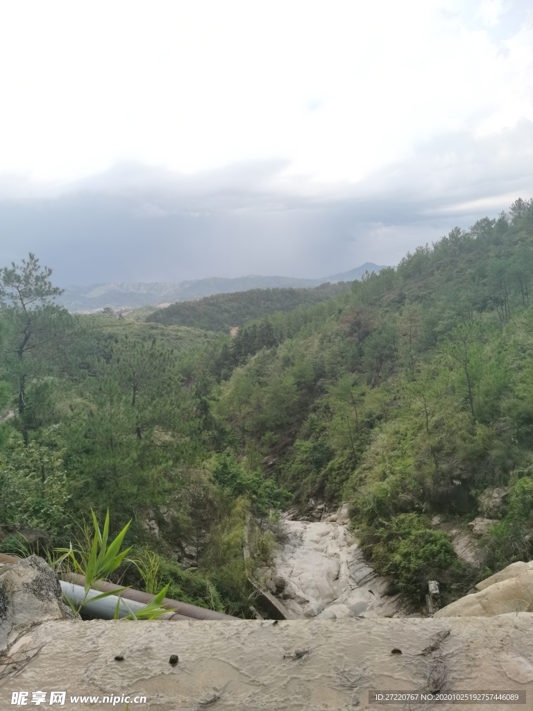 登山远眺自然景色