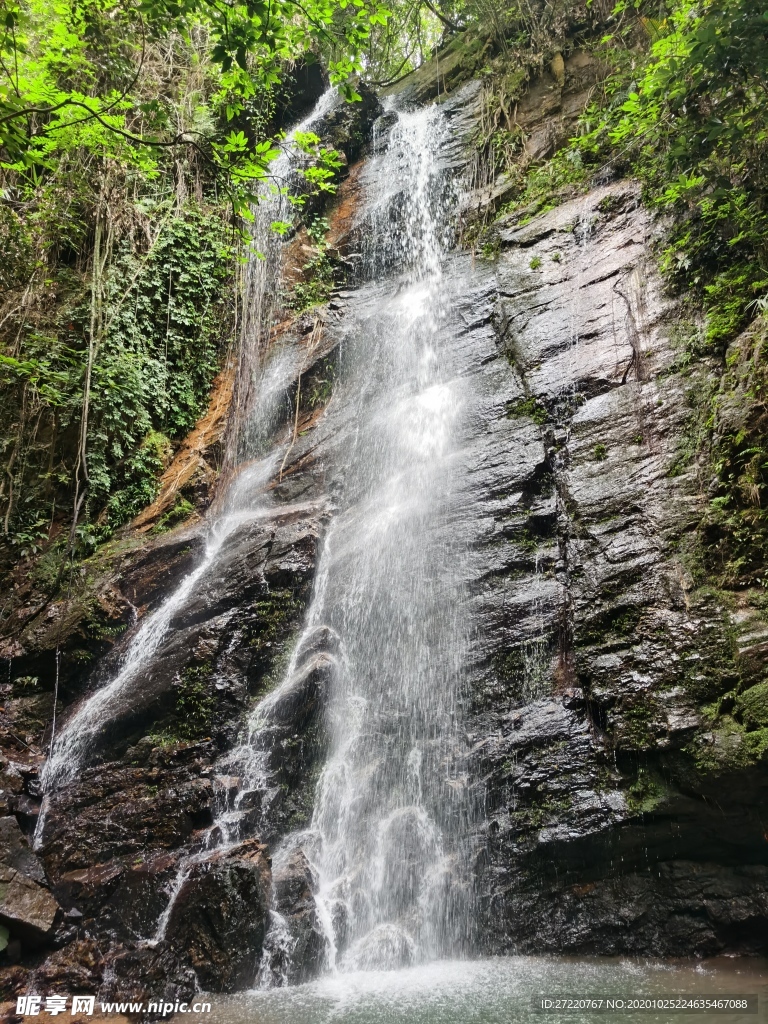 悬崖和瀑布流水