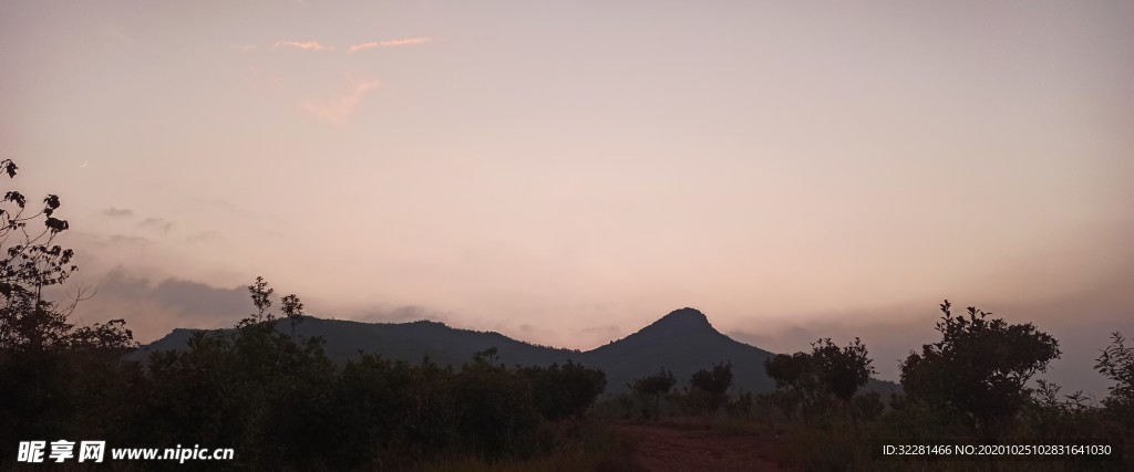 秋天傍晚的山间小道