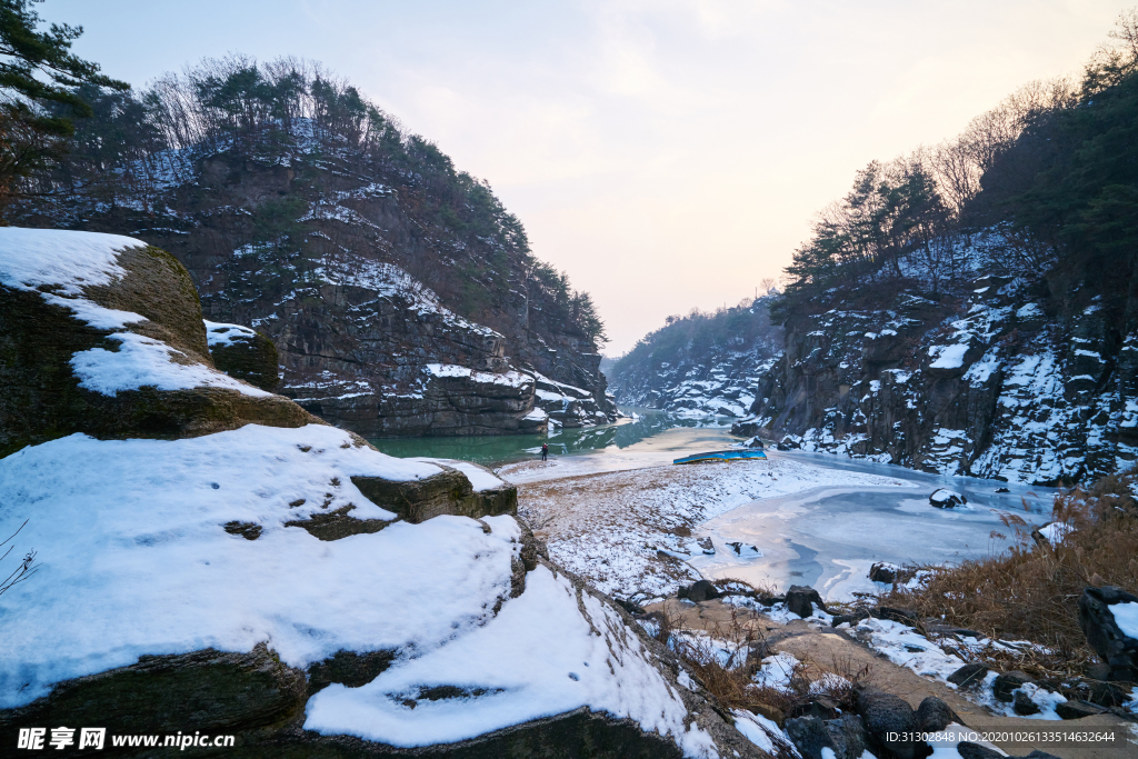 冬天户外结冰积雪的户外风景