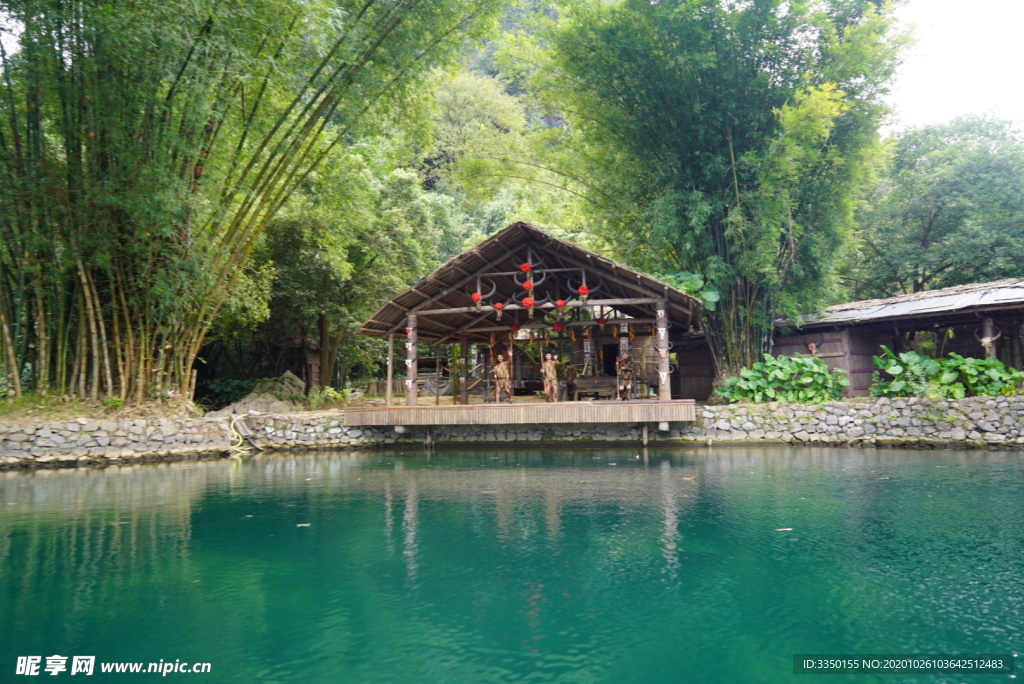 水边竹林小屋