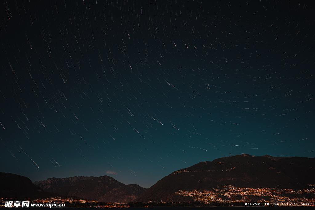 群山夜空星光风景背景