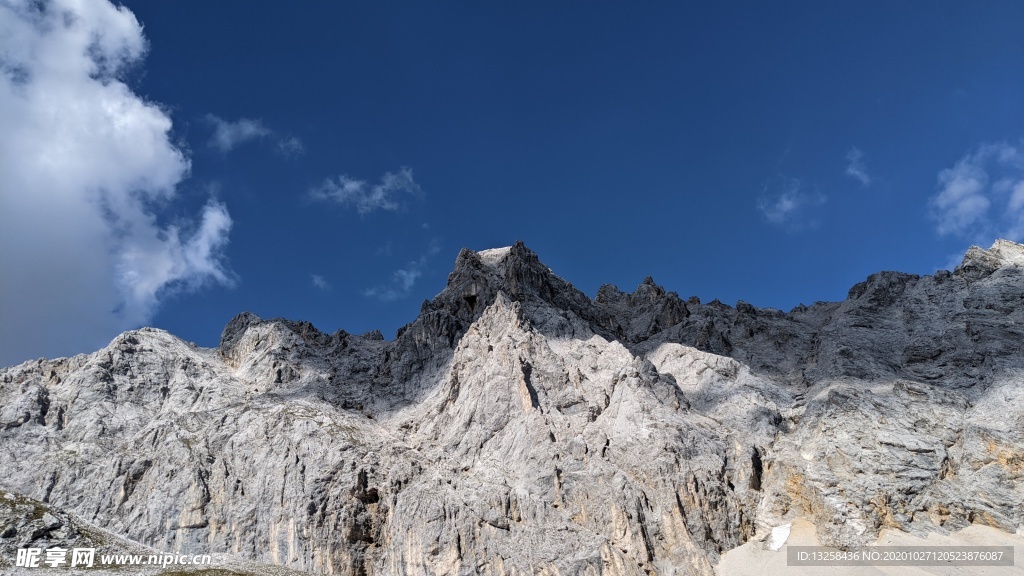 群山天空白云山坡风景