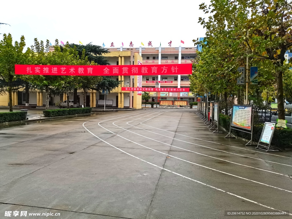 雨天的校园美景