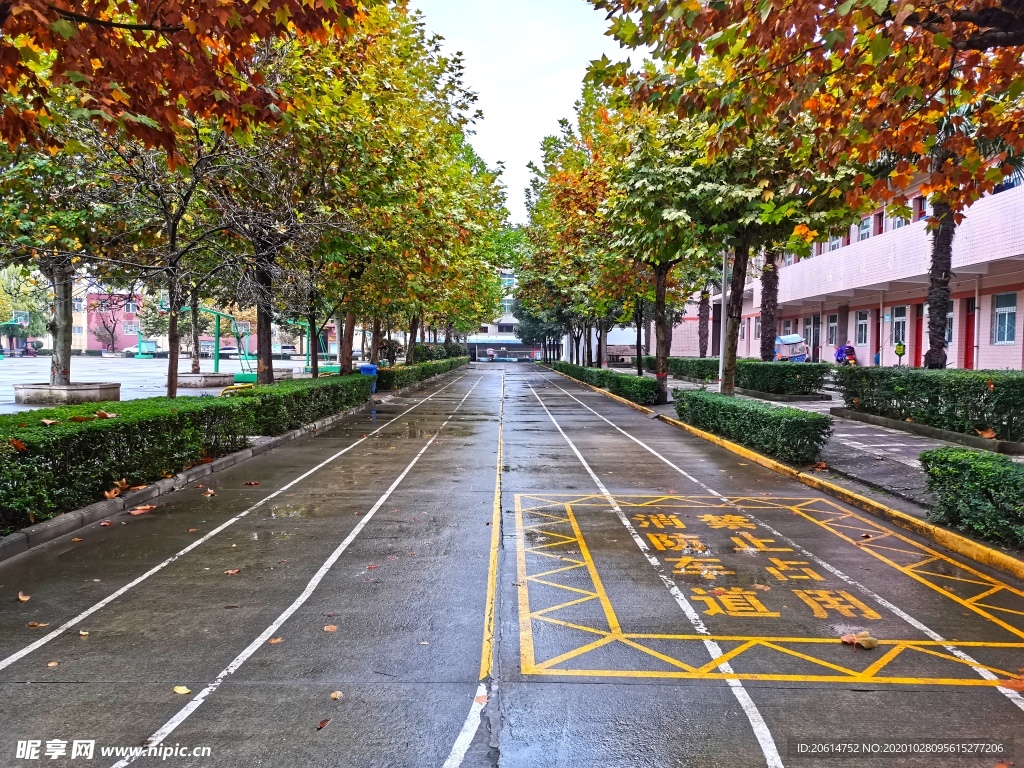 雨天的校园操场