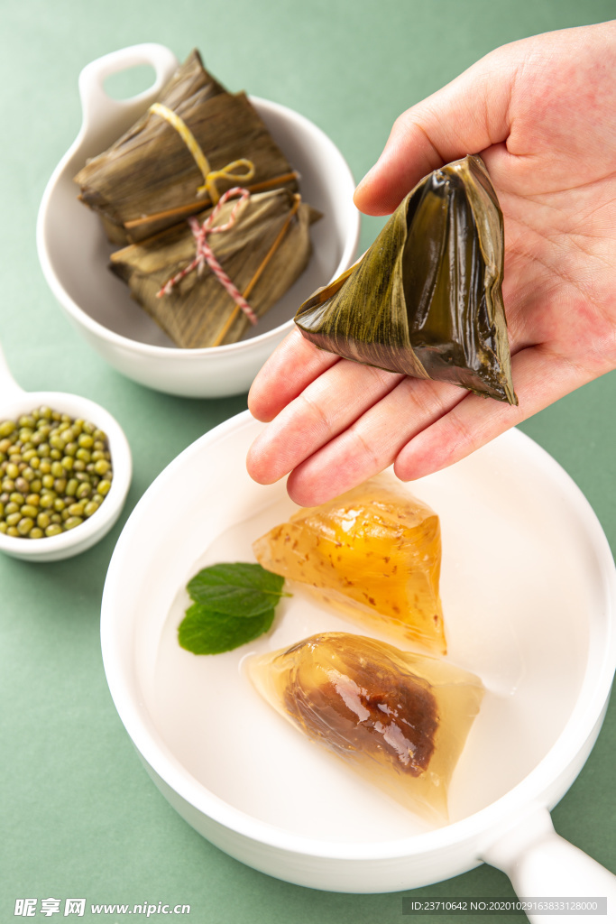 手举粽子