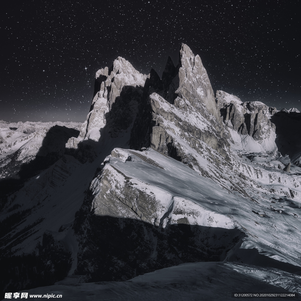 夜晚的山峦