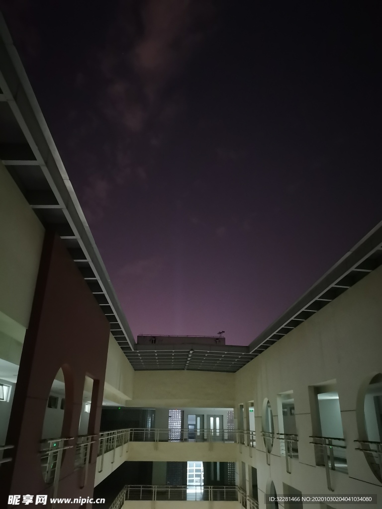 学校的夜景