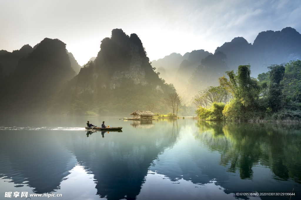 桂林山水漓江竹筏