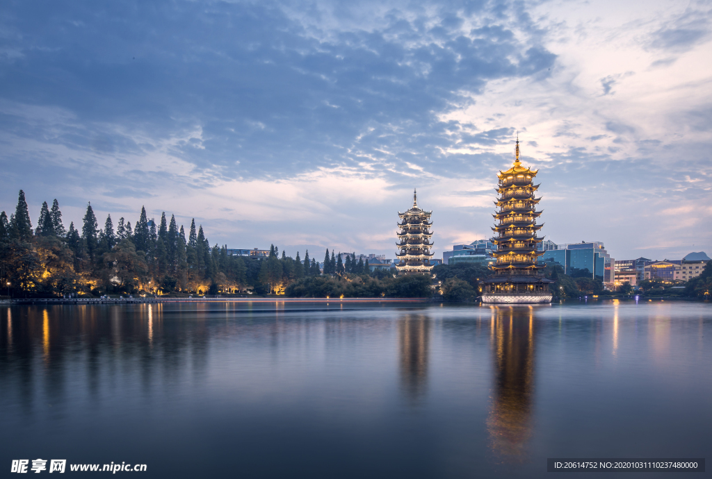 日暮下的河道风景