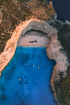 山峦环绕海滩