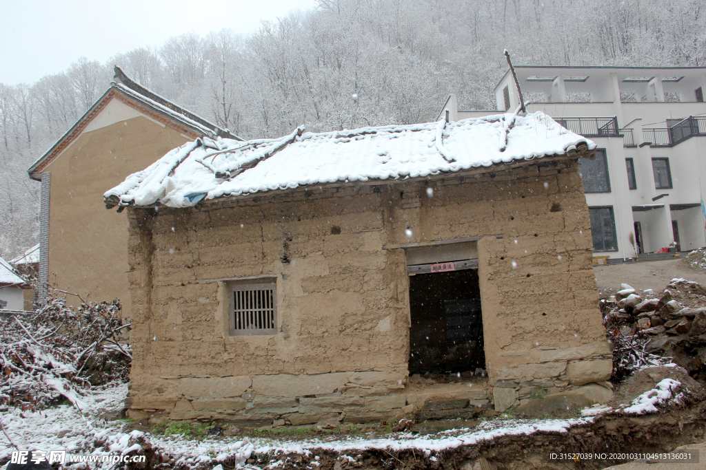 雪中山景泥土房摄影图