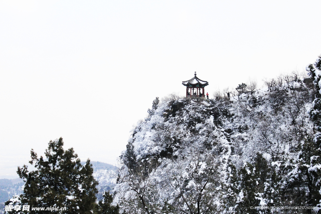 下雪山里的亭子