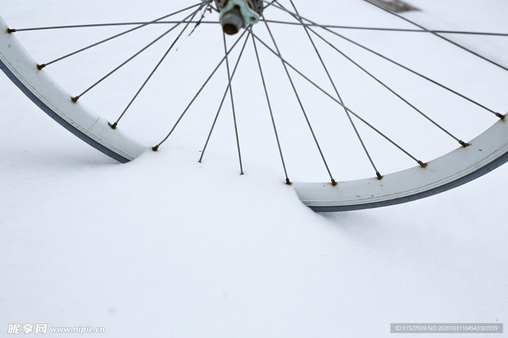 雪地里的自行车轮