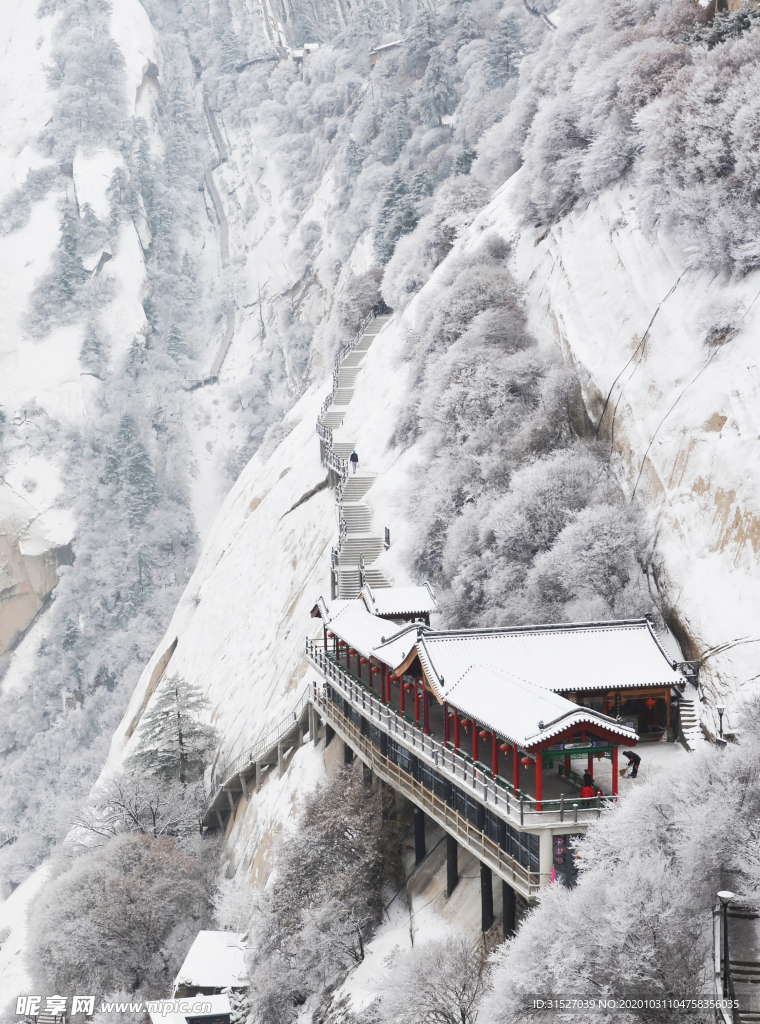 下雪后山中走廊