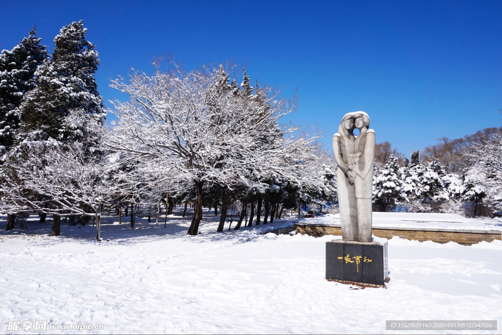 雪中的雕塑