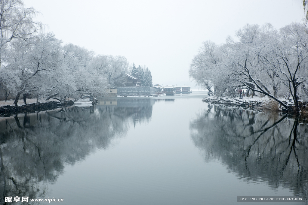 户外雪景河流