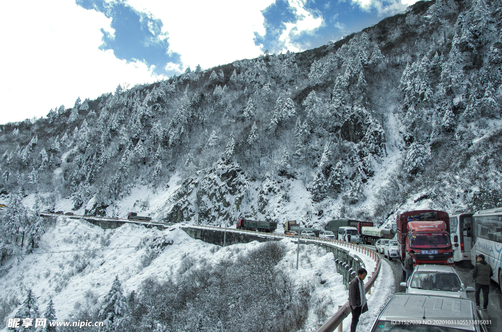 雪后山路 车