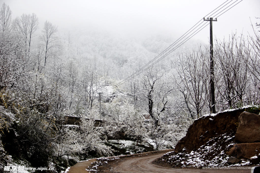 山间雪景与小路