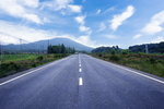 蓝天白云下的道路