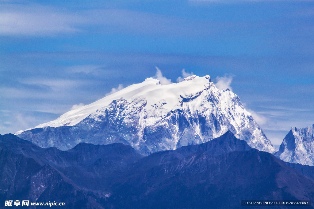 蓝天白云雪山